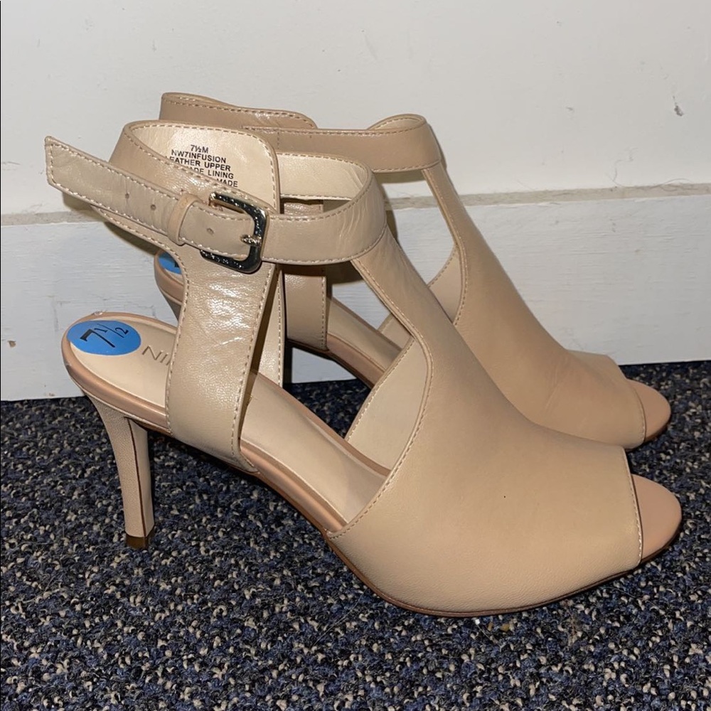 Nine West tan low heels. Size 7 1/2! Never worn
